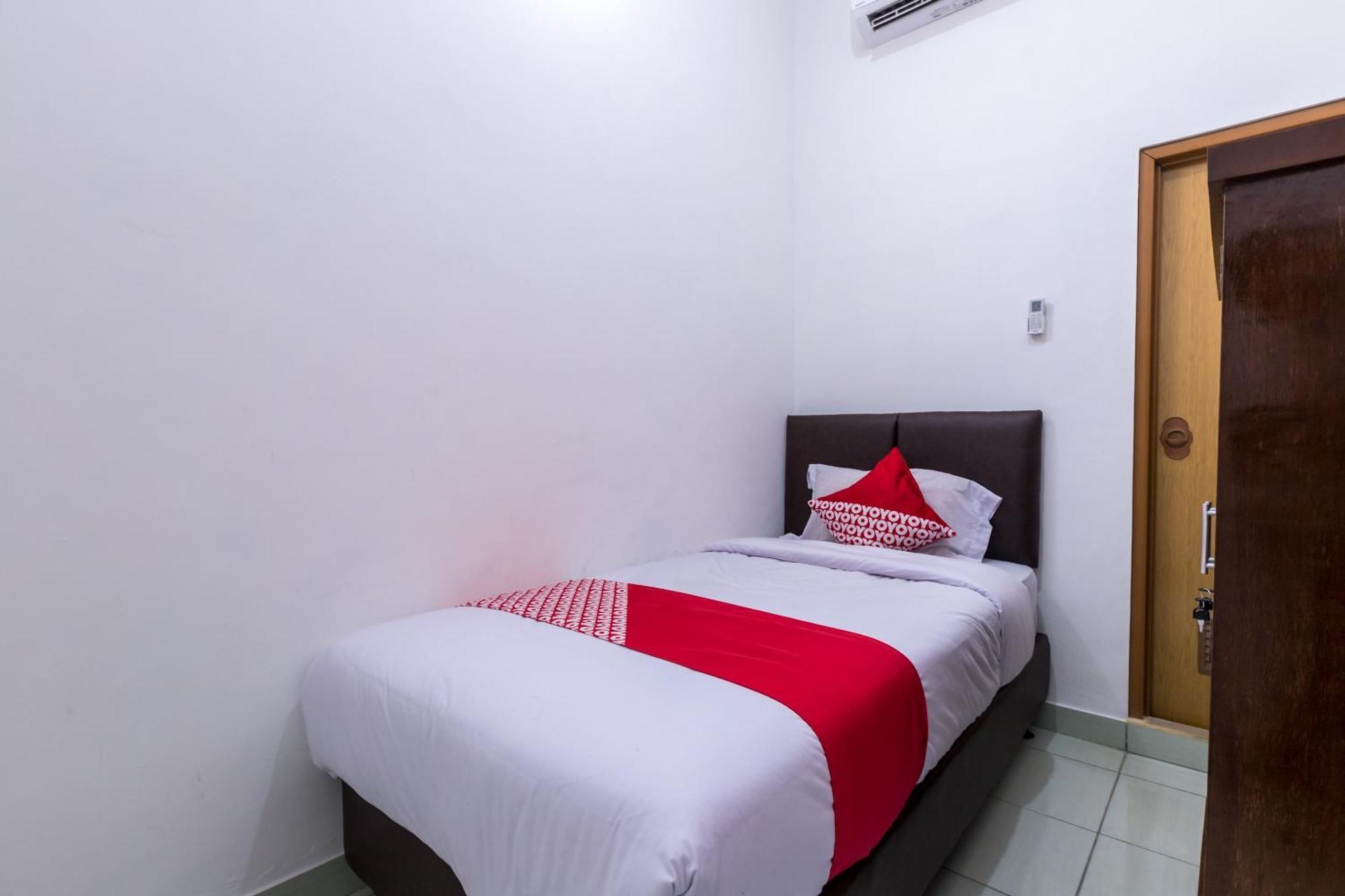 Oyo 1082 Kost Arie 1 Hotel Jakarta Kültér fotó