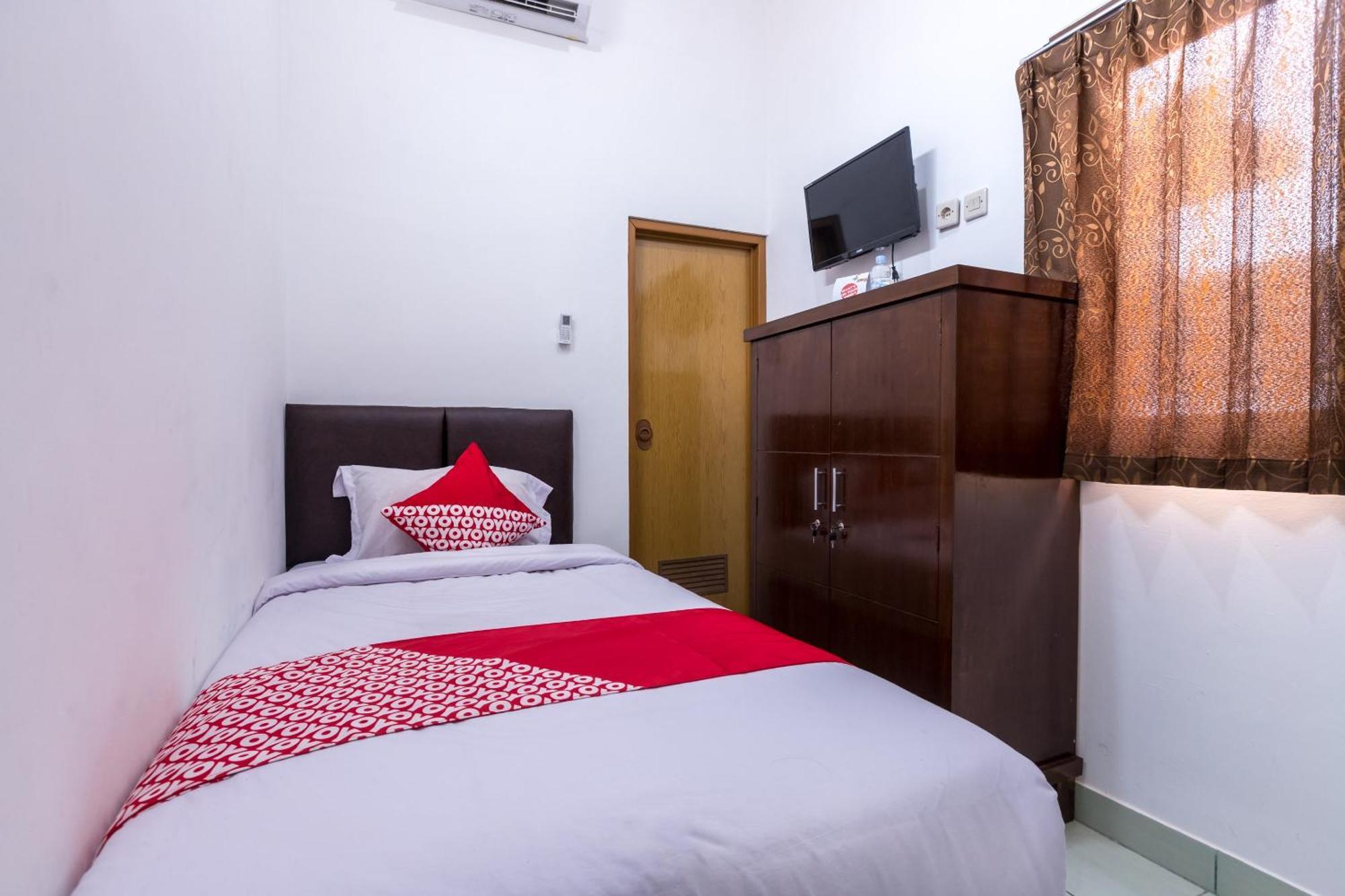 Oyo 1082 Kost Arie 1 Hotel Jakarta Kültér fotó